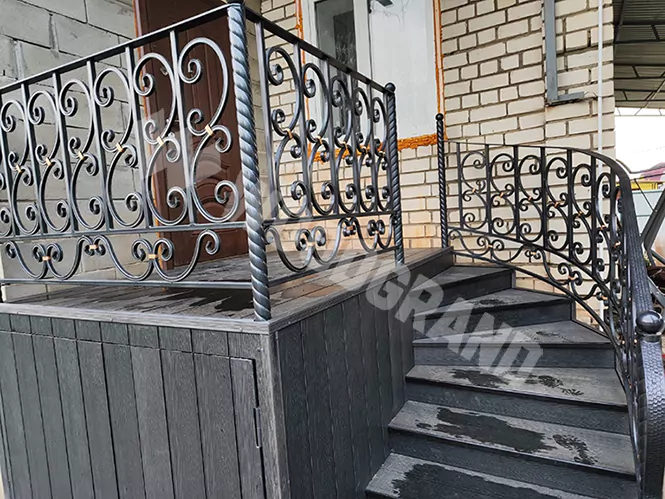 Крыльцо из ДПК для входа в дом